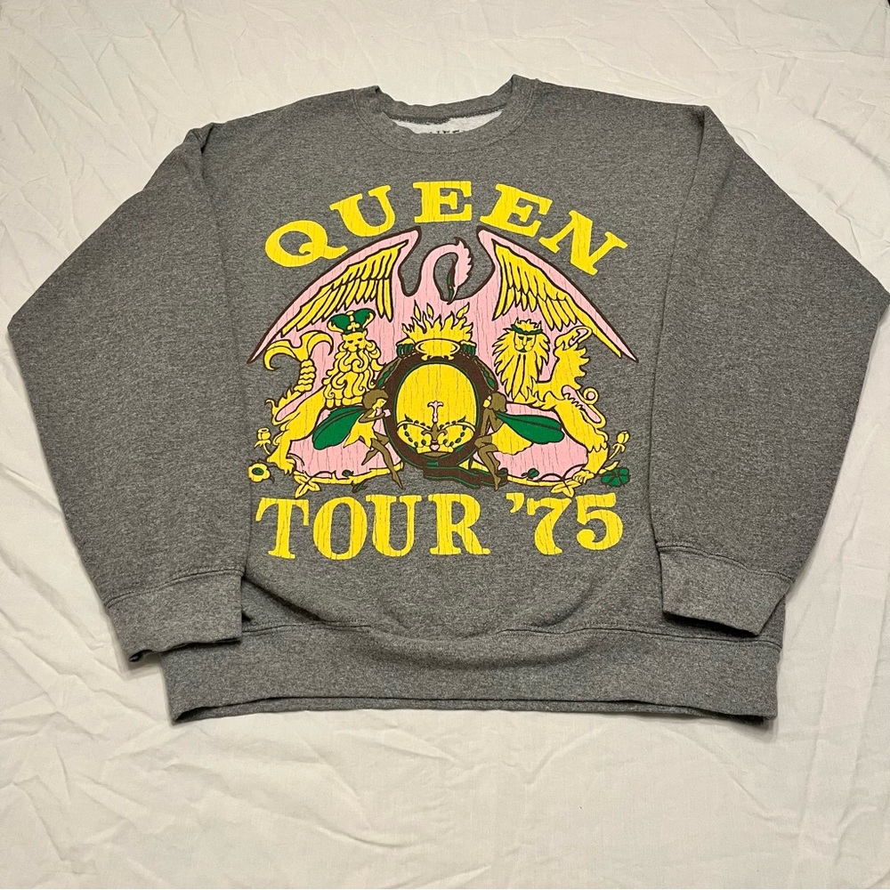 Que Gray Crewneck Sweater with Bold Graphic